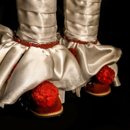 IT- Pennywise Premium Scale Doll- Shoe View